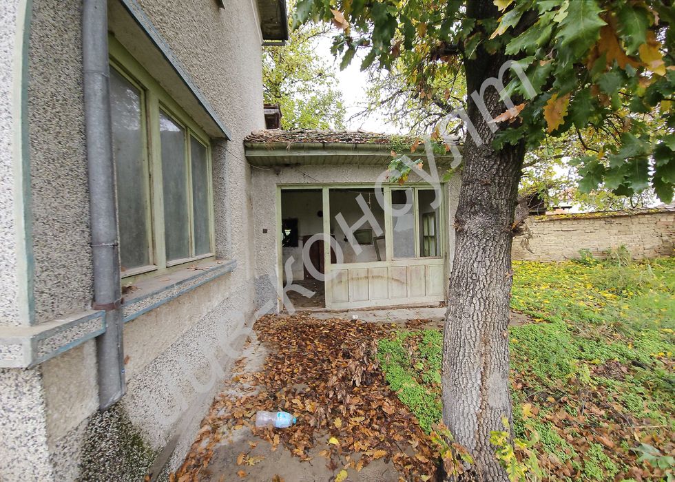 Двуетажна тухлена къща с търговски помещения, с. Ресен