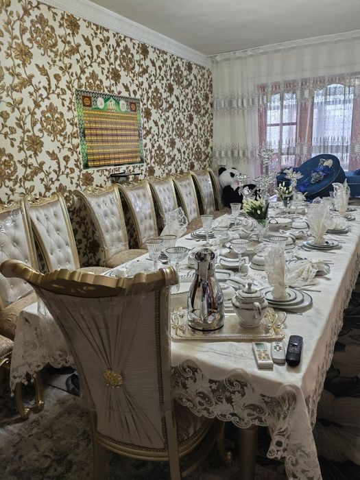 Mebel 18 ta stol va 2 stuli bilan