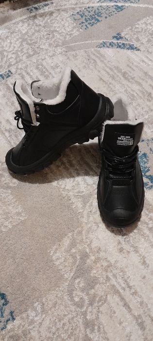 Продам кроссовки осень-весна