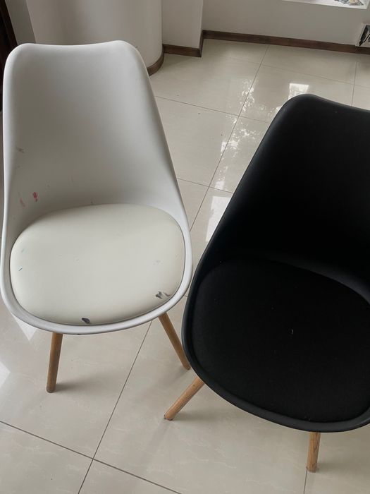 Столове - бели и черни