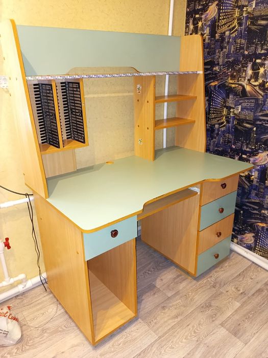 Срочно продам компьютерный стол