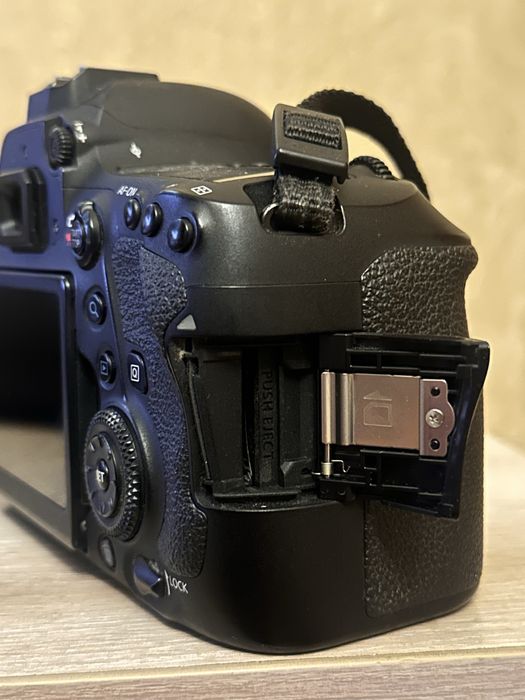 Фотоаппарат Canon 6d mark 2 body
