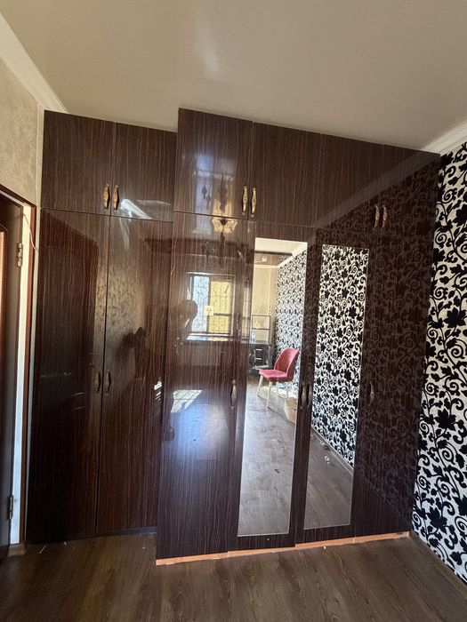 кухонный гарнитур и шкаф