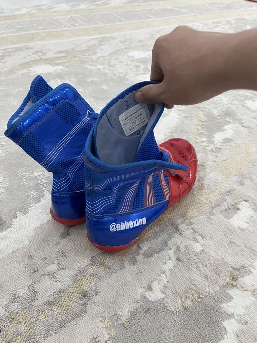 Продам боксерские перчатки,шлемы Wesing новые,боксерка,формы