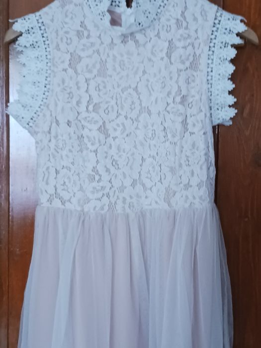 Продавам дамска рокля,цвят пепел от рози в комбинация с  дантела.