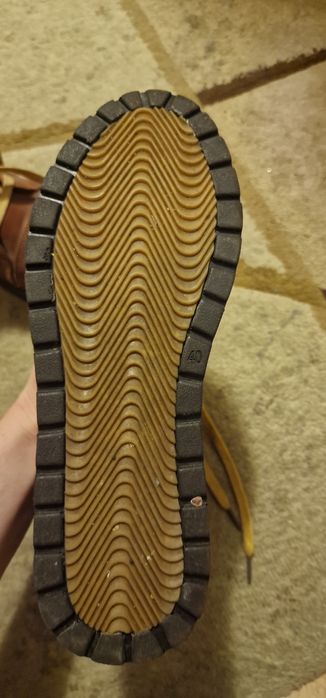 Продам женские ботинки