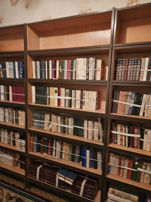 Книги вместо шкафом