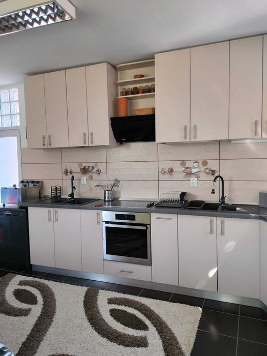 inchiere camera in vila cu curte spatiosa