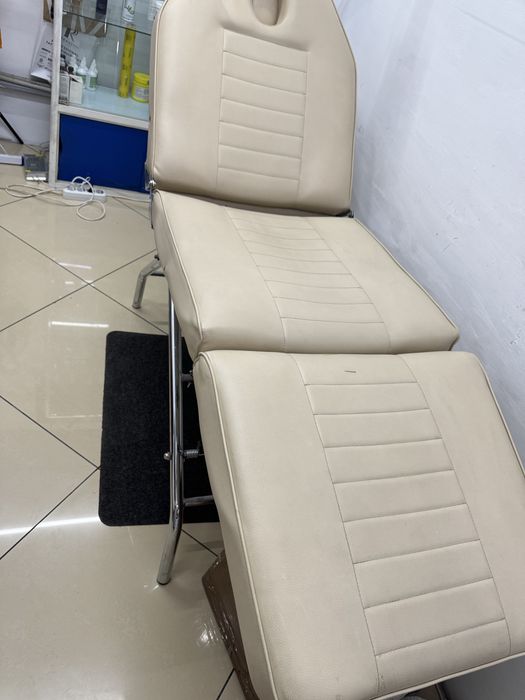 Продается кушетка,витрины