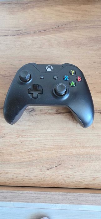 Xbox one 500GB с два контролера