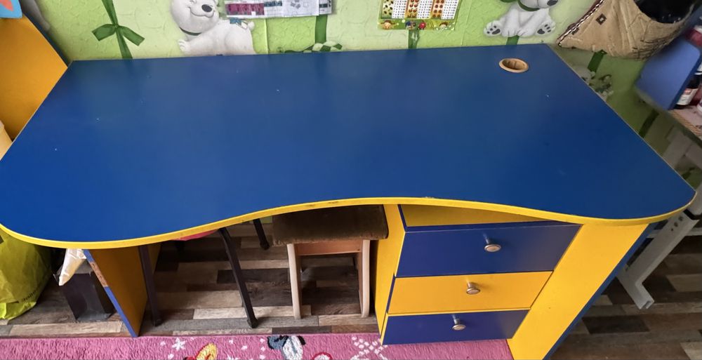 шкафы , стол , тумбочка