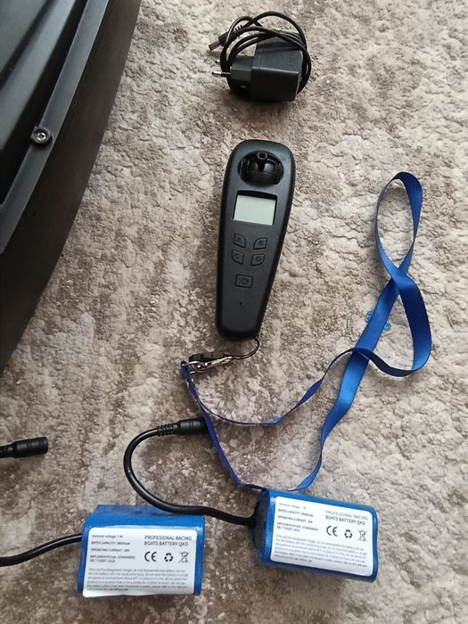 Лодка за захранка Kaтамаран V888 GPS 40 Точки