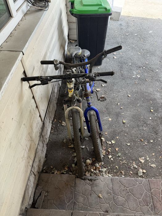 Продается велосипед здесь два велосипед