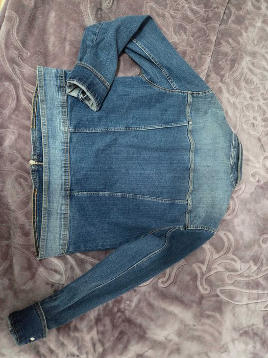 Vand geaca de blugi NOUA, dama, marca Bershka, marime 38 ori M