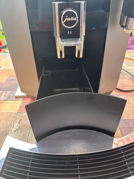 Vand aparat de Cafea Jura E8 in stare excelenta