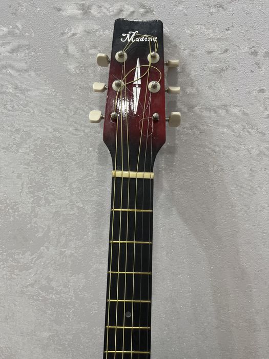 Гитара, хорошо работает