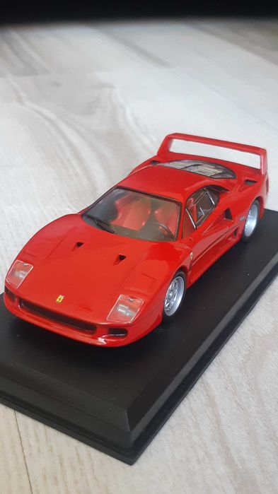 Vând machetă/mașinuță Ferrari F40 nouă