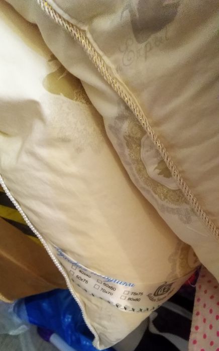 Постельное, одеяла, подушки, покрывало.