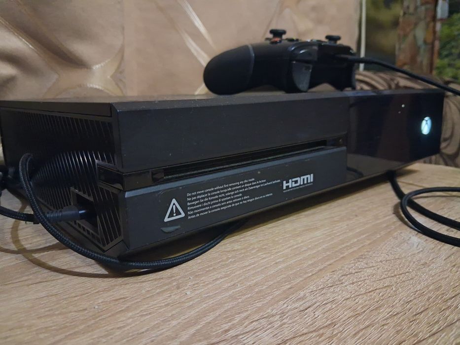 Vând xbox one x  cu un controler