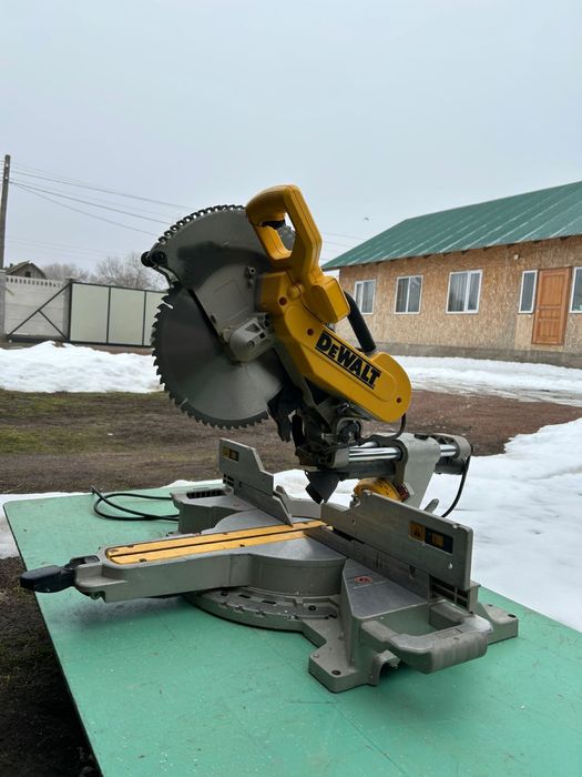 Пила торцовочная DeWaLT DWS780