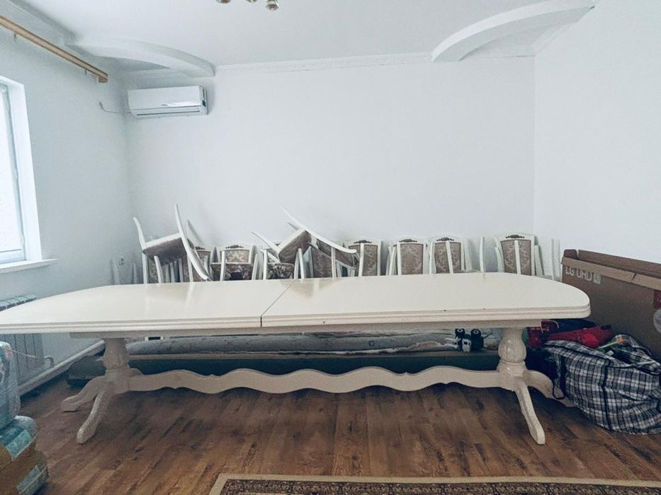 Стол сатылады  отыргышпен бірге