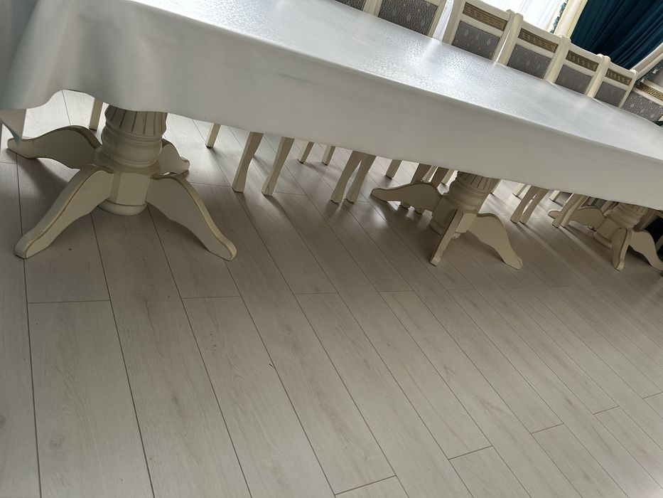 Обеденный стол для гостинной