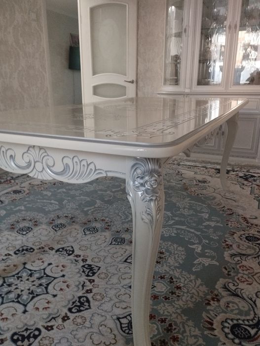 Стол обеденный для гостиной