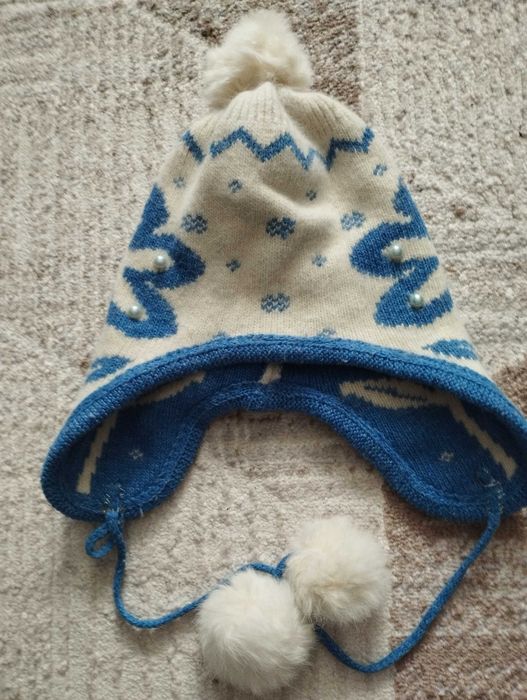 Теплые шерстяные шапки  на 3-4 года.