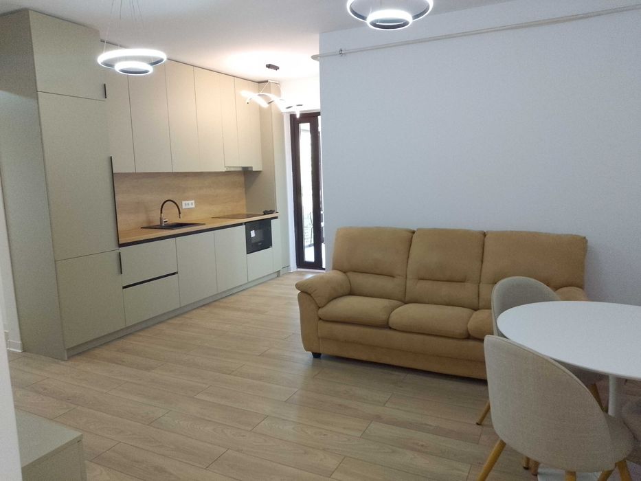 Închiriere apartament, confort de casă cu grădină privată