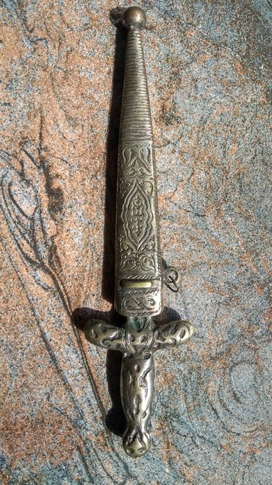 Тежък ,масивн ножов с богата орнаментика .