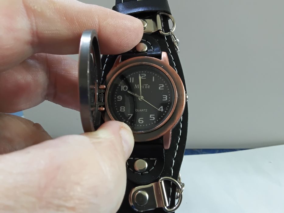 Унисекс рокерски часовници 2броя,без батерии