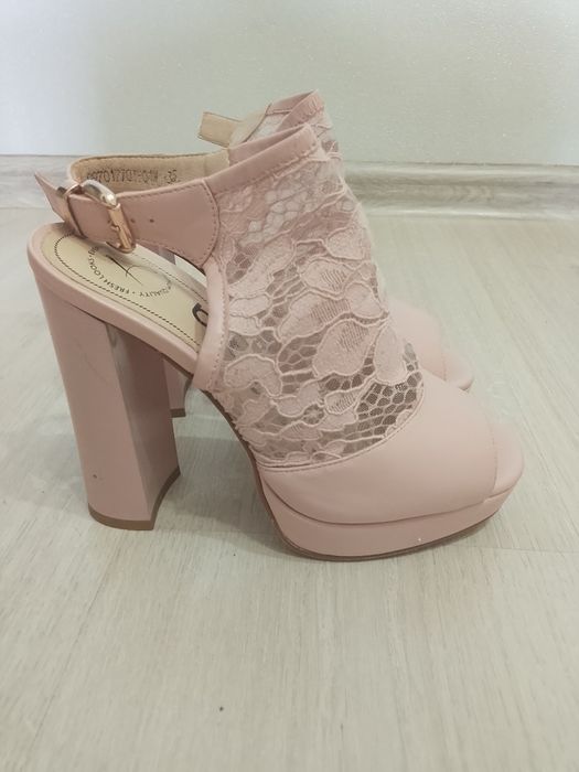 Продам женские туфли