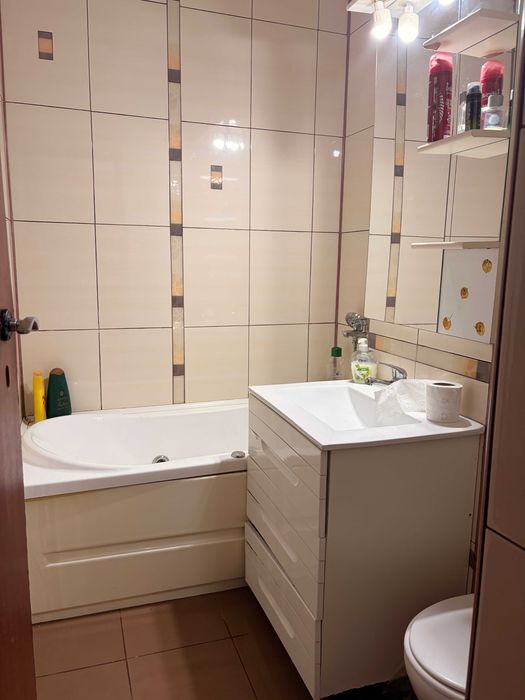 Persoană fizică vând apartament 2 camere semidecomandat