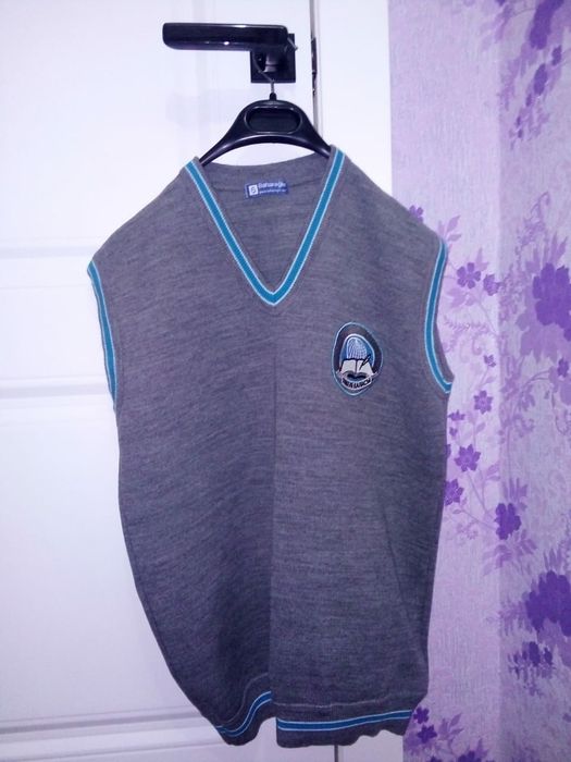 Продам школьные жилетки