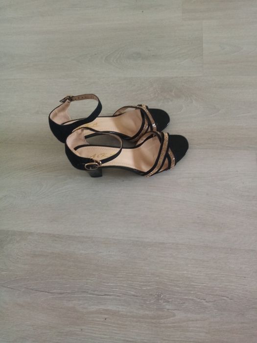 Продам Босоножки
