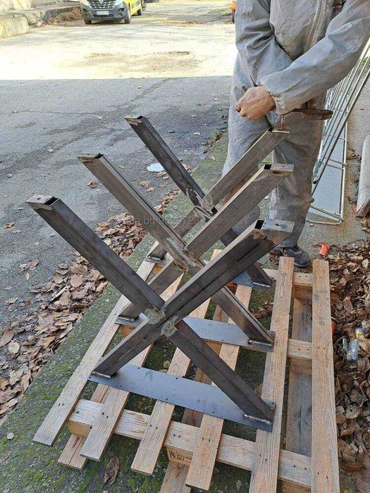 Метални стойки за маса и пейка