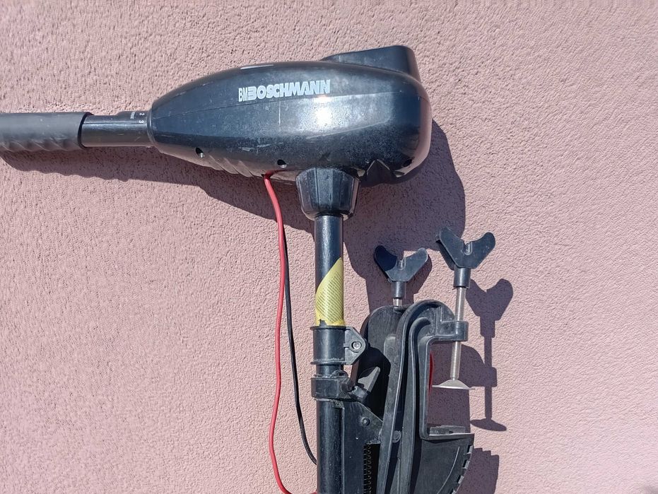 Лодка с двигател