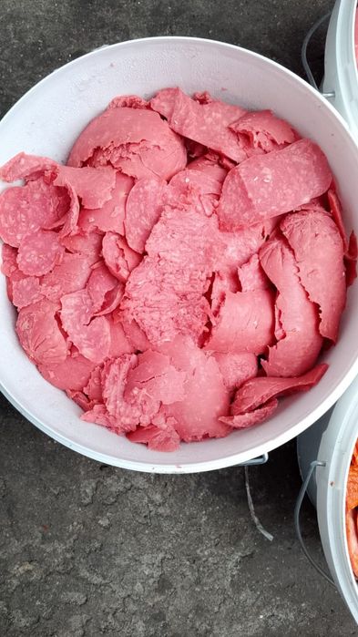 Обрезки колбасы, куриного рулета.