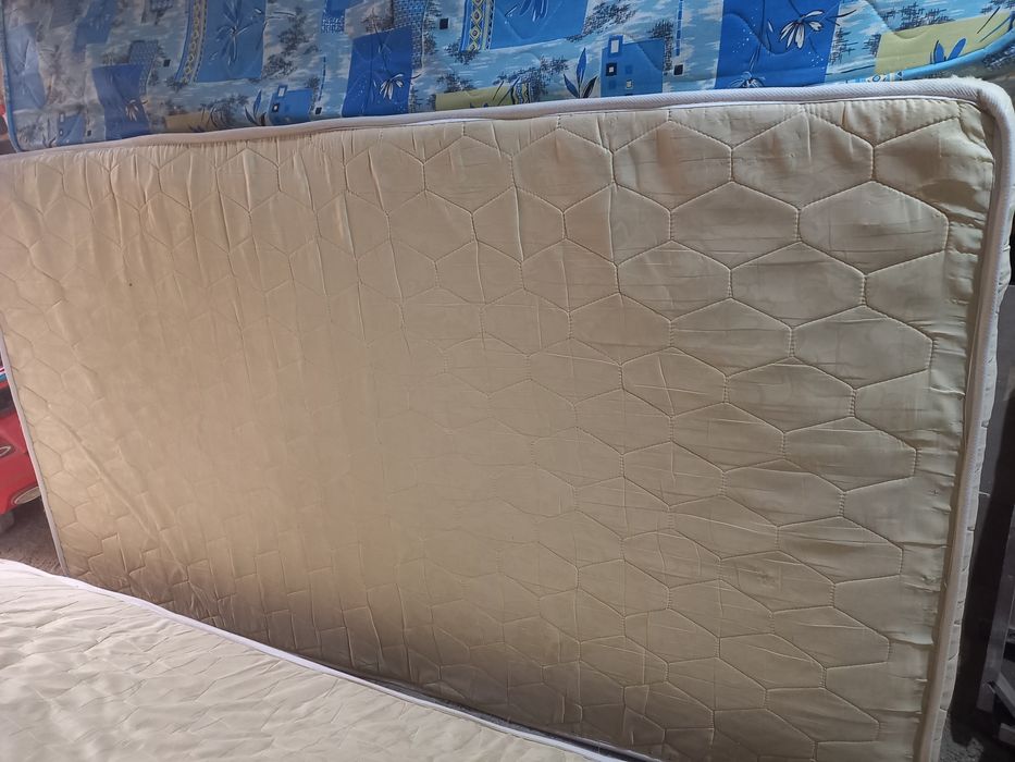 Матрасы б/у и  кравать