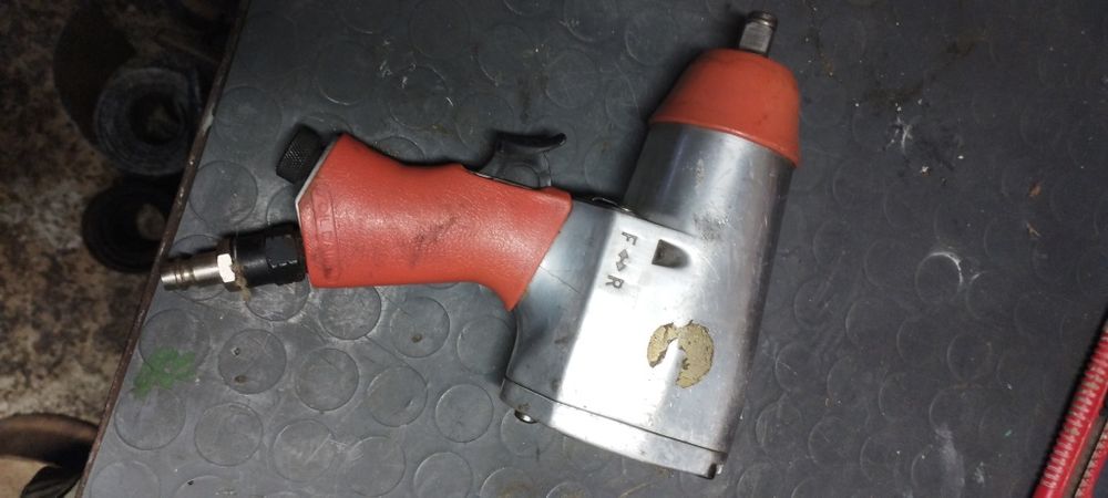 Продавам пневматичен ударен гайковерт