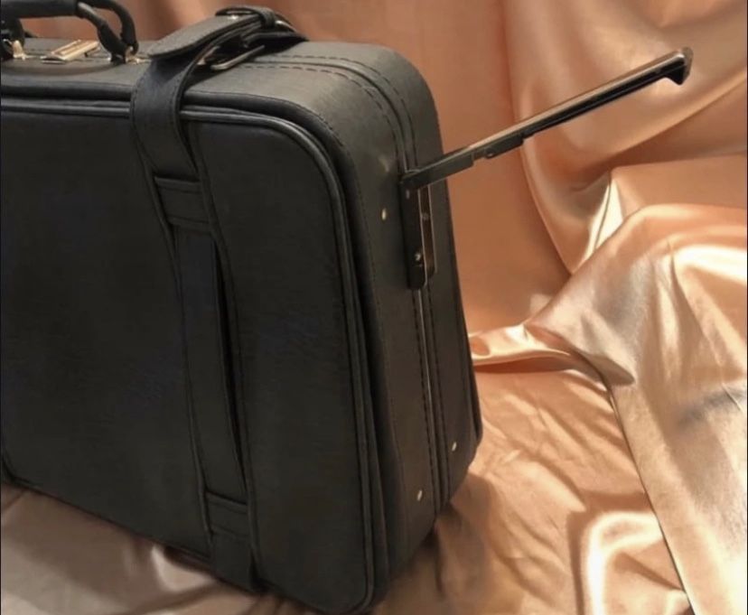 Geamantan vintage cu o culoare deosebită, prezintă roți