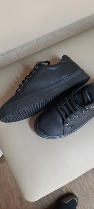 Женские кроссовки