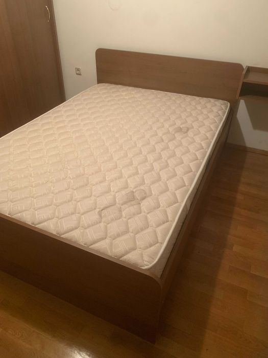 Спалня с допълнителни рафтове