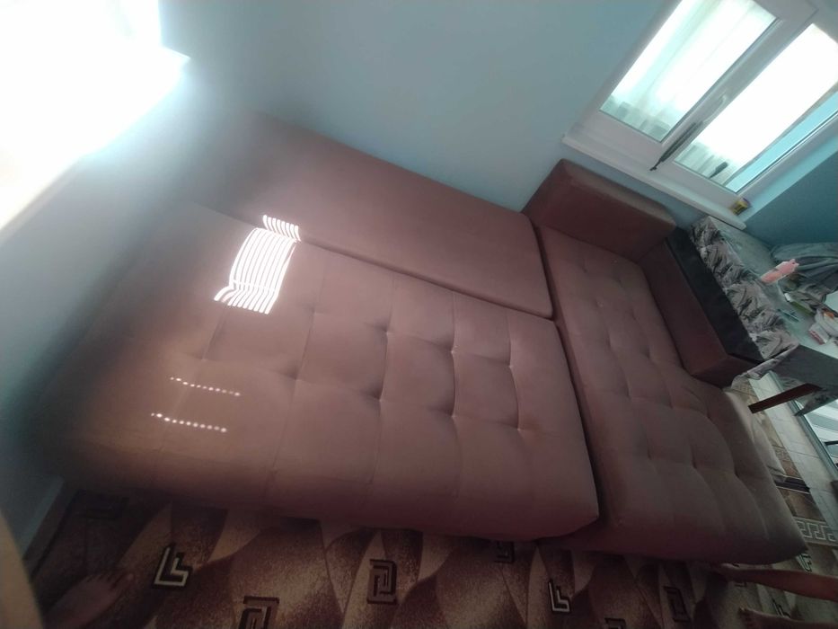 Ъглов, разтегателен диван