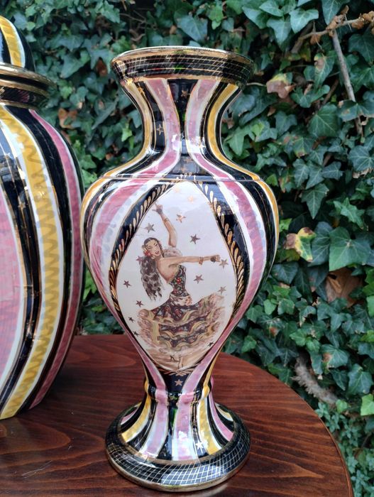 Порцеланови урна и ваза - BEQUET