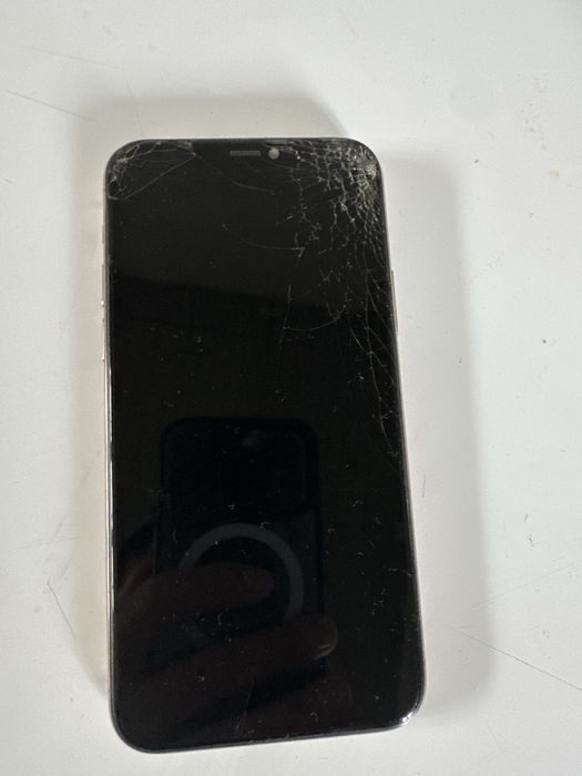 Айфон 11 про.  Цвет серебристый