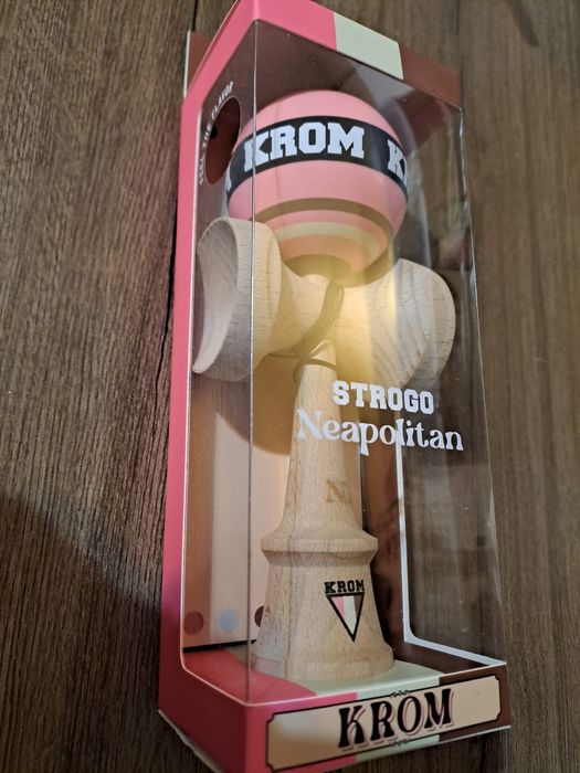 Kendama Krom Strogo I+d Napolitan Roz , alb , maro