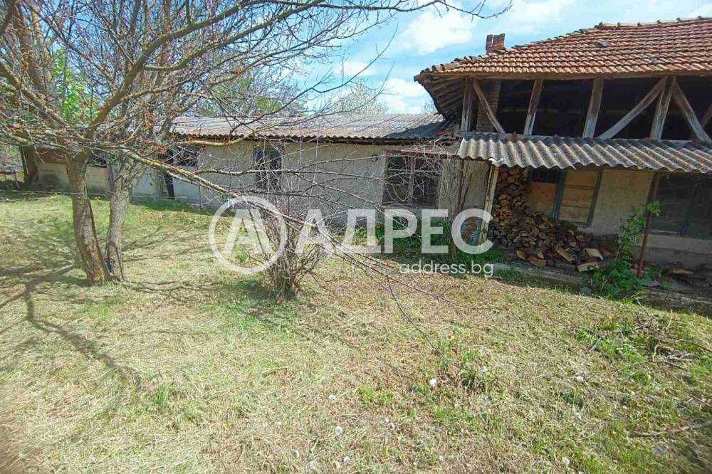 Къща в централната част на с. Топчии