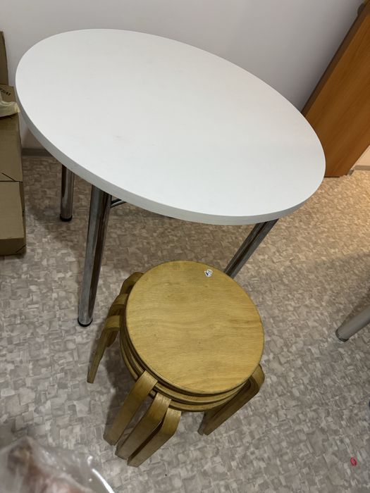 Срочно! Продам стол и стулья