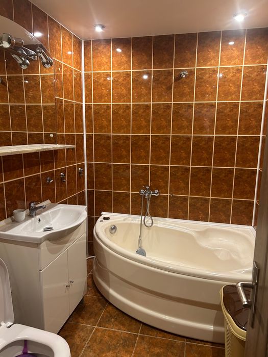 Ofer spre închiriere apartament cu 2 camere, etaj 3, zona centrala